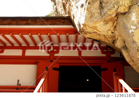 崖下の岩屋に建つ達谷窟毘沙門堂 崖の形状に合わせて作られた屋根の部分 123611878