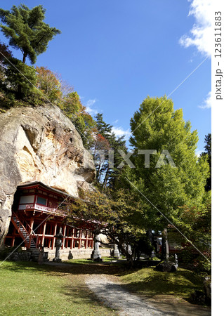 崖下の岩屋に建つ達谷窟毘沙門堂と崖上の紅葉 崖下の岩屋に建つ達谷窟毘沙門堂と崖上の紅葉 123611883