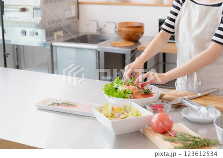 キッチンに立つ若い女性 123612534