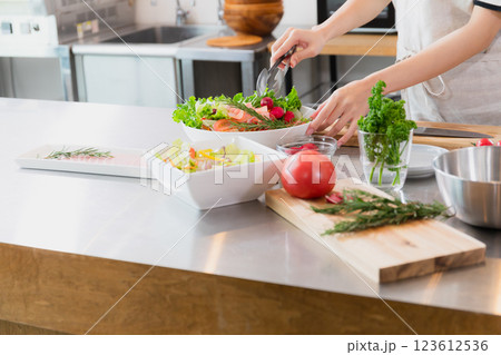 キッチンに立つ若い女性 123612536