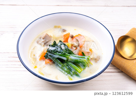 ほうれん草シチュー 123612599