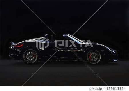 ツヤツヤの黒いオープンカー 123613324