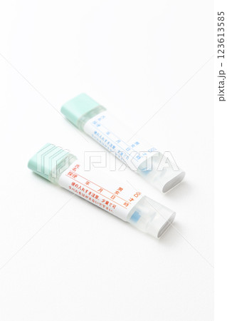 白背景に大腸がんの検便キット 白背景に大腸がんの検便キット 123613585