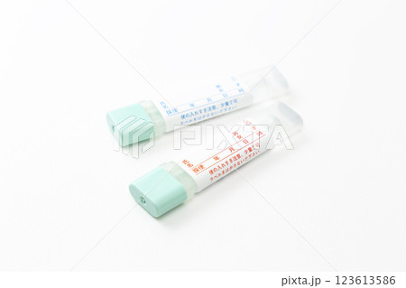白背景に大腸がんの検便キット 白背景に大腸がんの検便キット 123613586