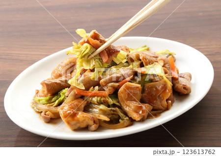 ホルモン炒めを箸でもち上げる 123613762