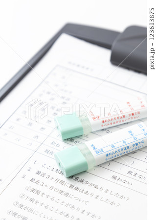 白背景に問診票と検便キット 123613875