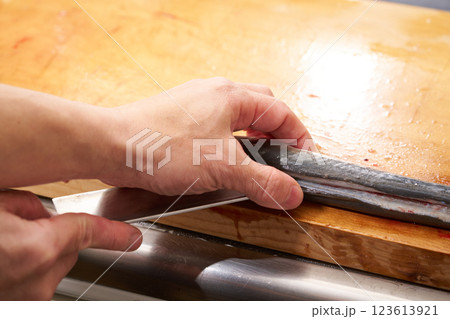 鰻を捌く板前 123613921