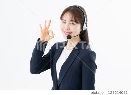 若いビジネスウーマン オペレーター 若いビジネスウーマン オペレーター 123614031