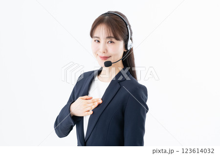 若いビジネスウーマン　オペレーター 123614032