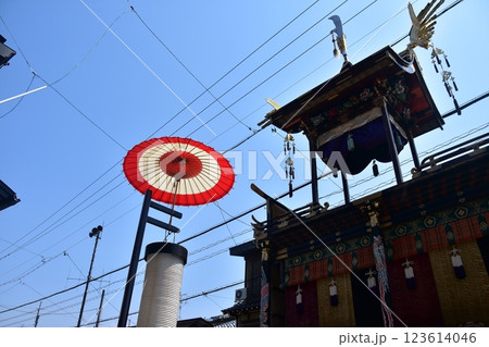 日本の岐阜県の高山市　春の高山祭　巡行する豪華な屋台と美しい青空　道路に掲げられた和傘と提灯 123614046