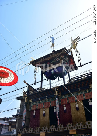 日本の岐阜県の高山市　春の高山祭　巡行する豪華な屋台と美しい青空　道路に掲げられた和傘と提灯 123614047