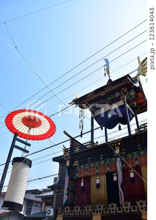 日本の岐阜県の高山市　春の高山祭　巡行する豪華な屋台と美しい青空　道路に掲げられた和傘と提灯 123614048