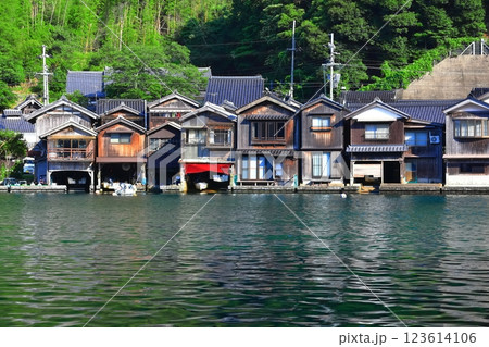 【京都府】晴天の伊根の舟屋 123614106