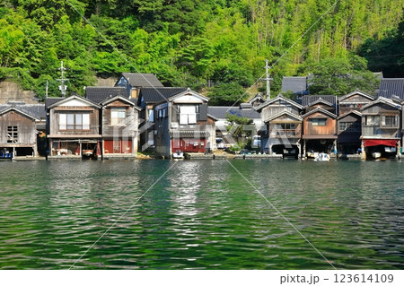 【京都府】晴天の伊根の舟屋 123614109