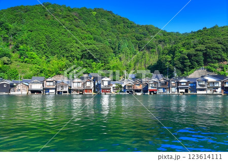 【京都府】快晴の伊根の舟屋 123614111