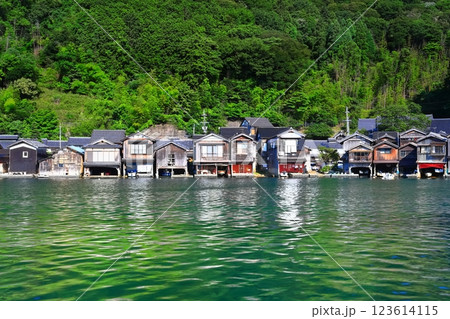 【京都府】晴天の伊根の舟屋 123614115