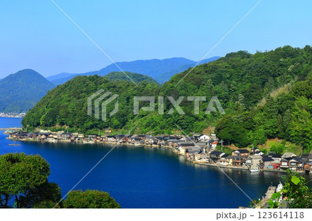 【京都府】快晴の伊根の舟屋 123614118