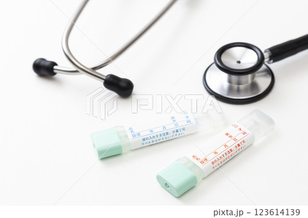 白背景に検便キットと聴診器 白背景に検便キットと聴診器 123614139