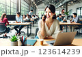 オフィスで電話をする女性 123614239