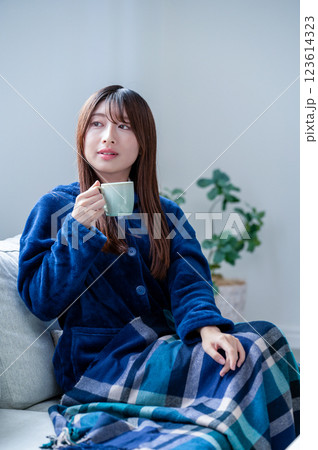 冬のリビングでくつろぐ若い女性 123614323
