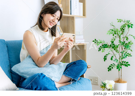 スマホを見る笑顔の女性 123614399