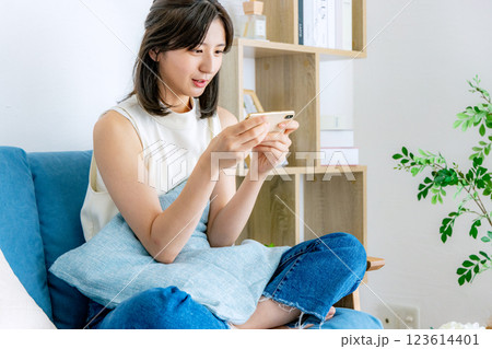 スマホを見る笑顔の女性 123614401