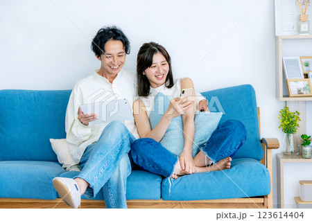 タブレットとスマホを見るカップル タブレットとスマホを見るカップル 123614404