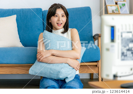 テレビを見て部屋でリラックスする女性 テレビを見て部屋でリラックスする女性 123614414