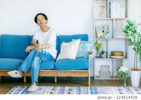 リビングでくつろぐミドル男性 リビングでくつろぐミドル男性 123614426