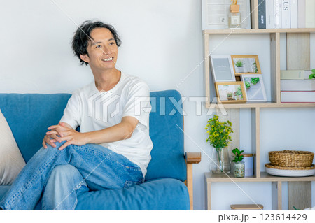 リビングでくつろぐミドル男性 123614429