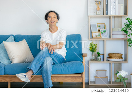 リビングでくつろぐミドル男性 123614430