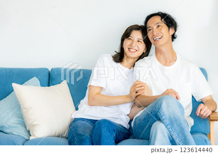 リビングでくつろぐ若いカップル 123614440