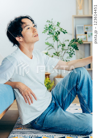 リビングでくつろぐ若い男性 リビングでくつろぐ若い男性 123614451
