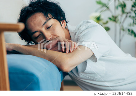 リビングでくつろぐ若い男性 123614452