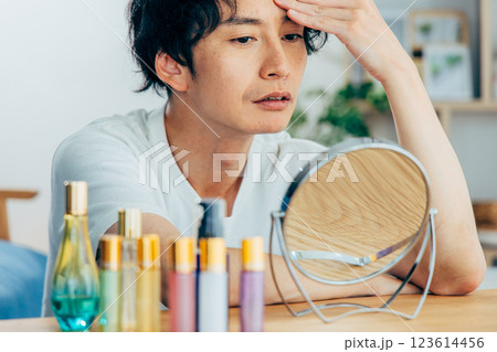 部屋でスキンケアする男性 部屋でスキンケアする男性 123614456