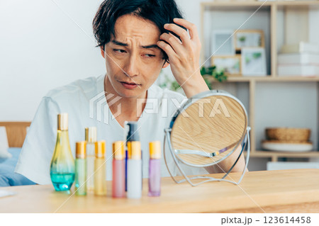 部屋でスキンケアする男性 123614458
