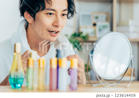 部屋でスキンケアする男性 123614459