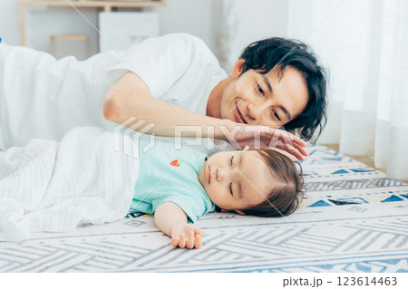 寝転ぶ赤ちゃんとお父さん 123614463