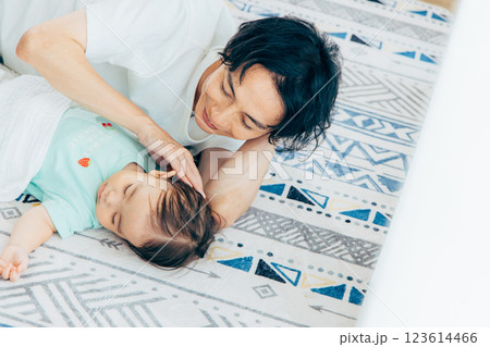 寝転ぶ赤ちゃんとお父さん 123614466