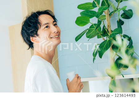 観葉植物に水をあげる男性 観葉植物に水をあげる男性 123614493