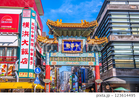 日本の横浜都市景観 夏のような青空が広がり、4月並みの陽気…横浜中華街・善隣門などを望む＝1日 123614495