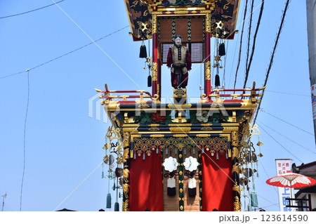 日本の岐阜県の高山市　春の高山祭　巡行する唐子の人形屋台と豪華な装飾　周辺の街並みと美しい青空 123614590