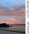 橋の上から見た夕焼け 123614696