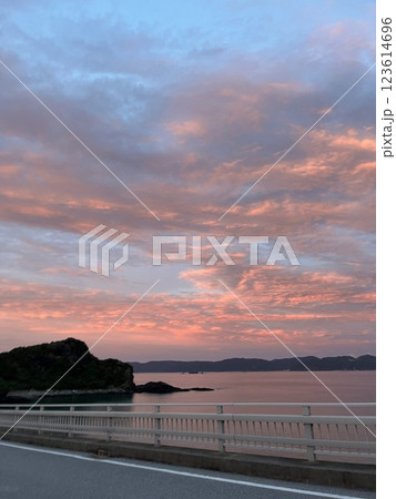 橋の上から見た夕焼け 123614696