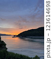 美しい海岸の夕焼け 123614698