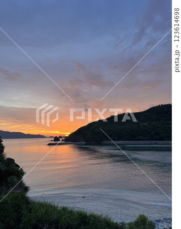 美しい海岸の夕焼け 123614698