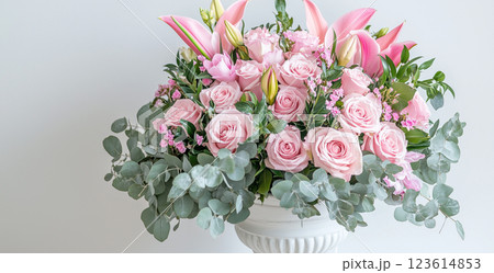 ピンクのフラワーアレンジ 123614853
