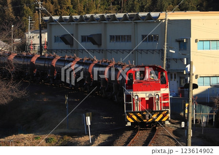 福島臨港線を走行する福島臨海鉄道DD562号機牽引の鉱石輸送列車(安中貨物)_2025/2/21撮影 福島臨港線を走行する福島臨海鉄道DD562号機牽引の鉱石輸送列車(安中貨物)_2025/2/21撮影 123614902