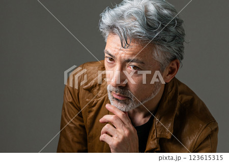 椅子に座っているハンサムな男性 123615315