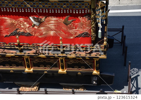 日本の岐阜県の高山市 春の高山祭 巡行する屋台と装飾品の豪華な掛軸 日本の岐阜県の高山市 春の高山祭 巡行する屋台と装飾品の豪華な掛軸 123615324